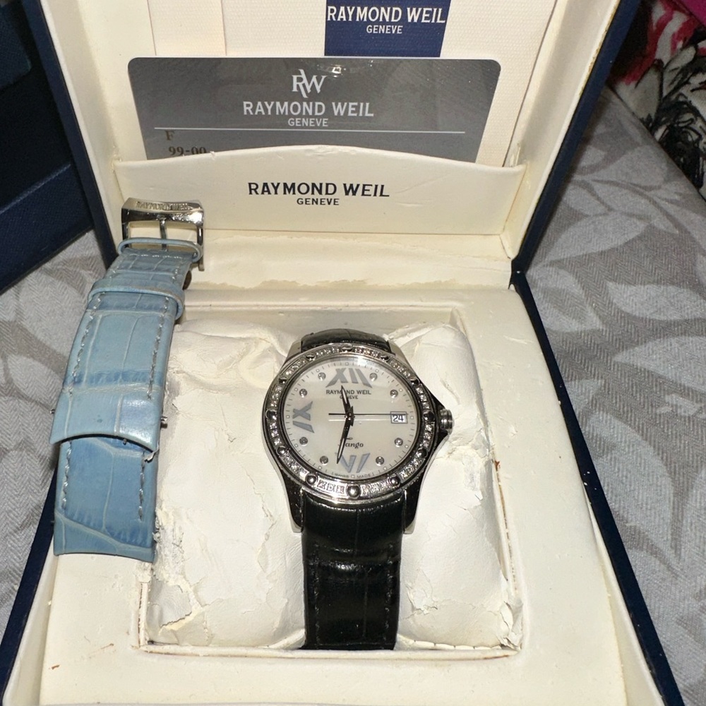 Raymond Weil - Tango watch with extra band, in light blue.